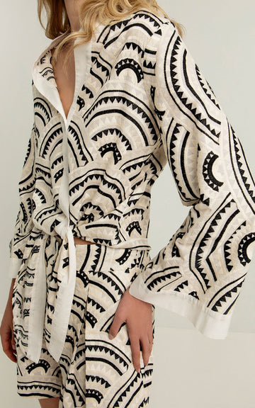 SHORT TRIANGLE PLEATES WHITE BLACK ECRU