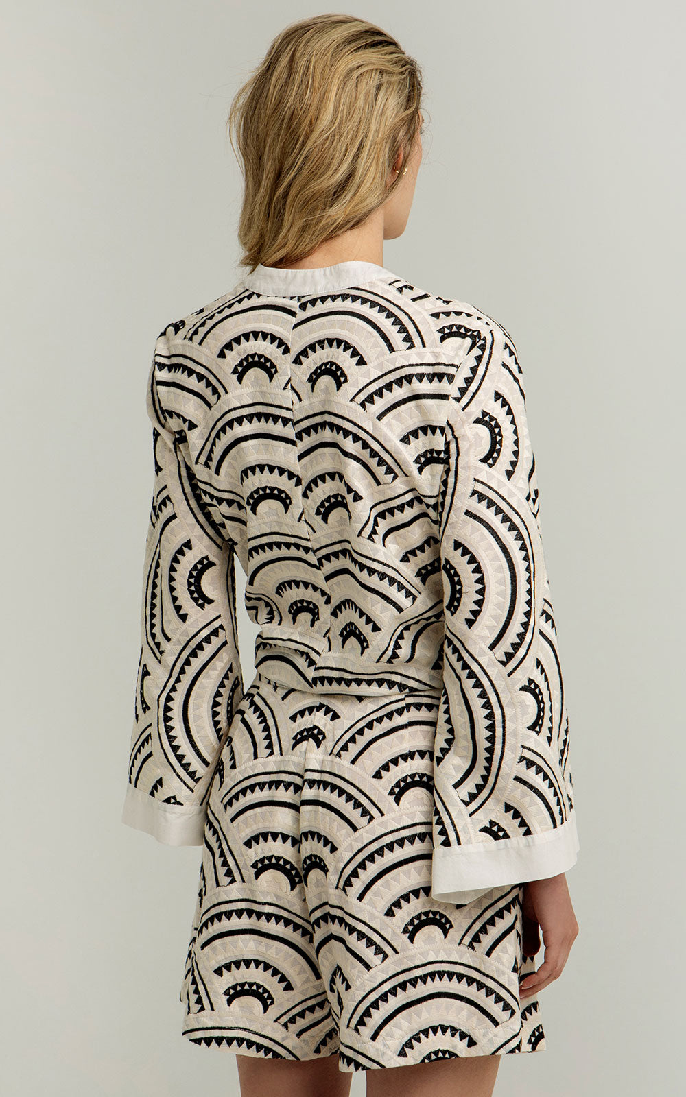 SHORT TRIANGLE PLEATES WHITE BLACK ECRU