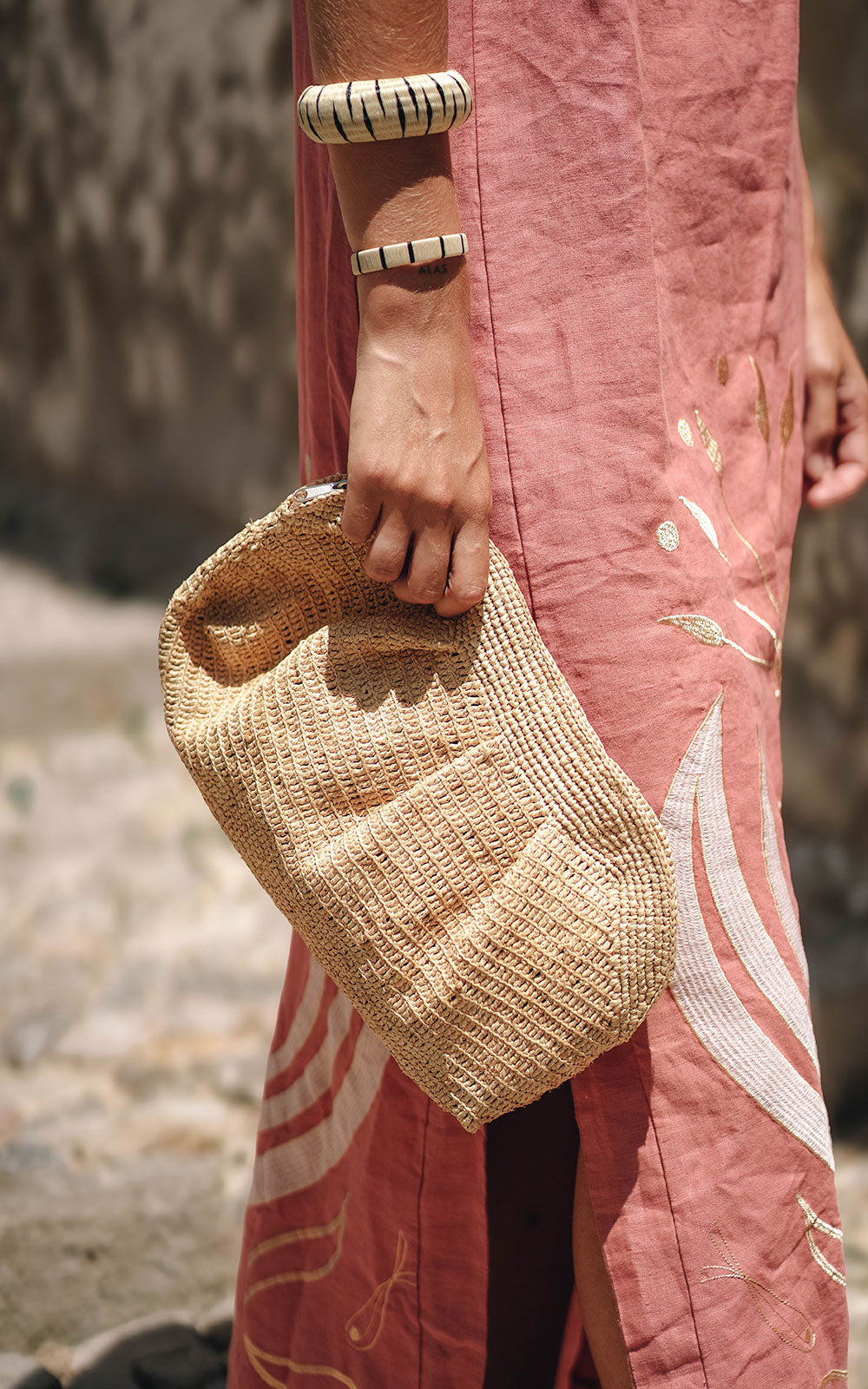 NATURAL RAFFIA POUCH
