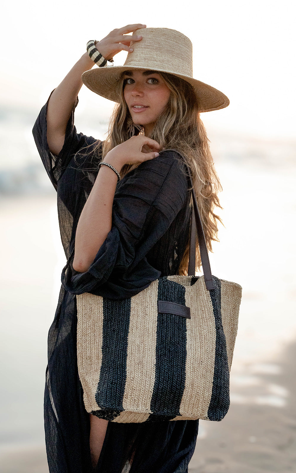 CASSANDRA RAFFIA NATURAL BLACK POCKET