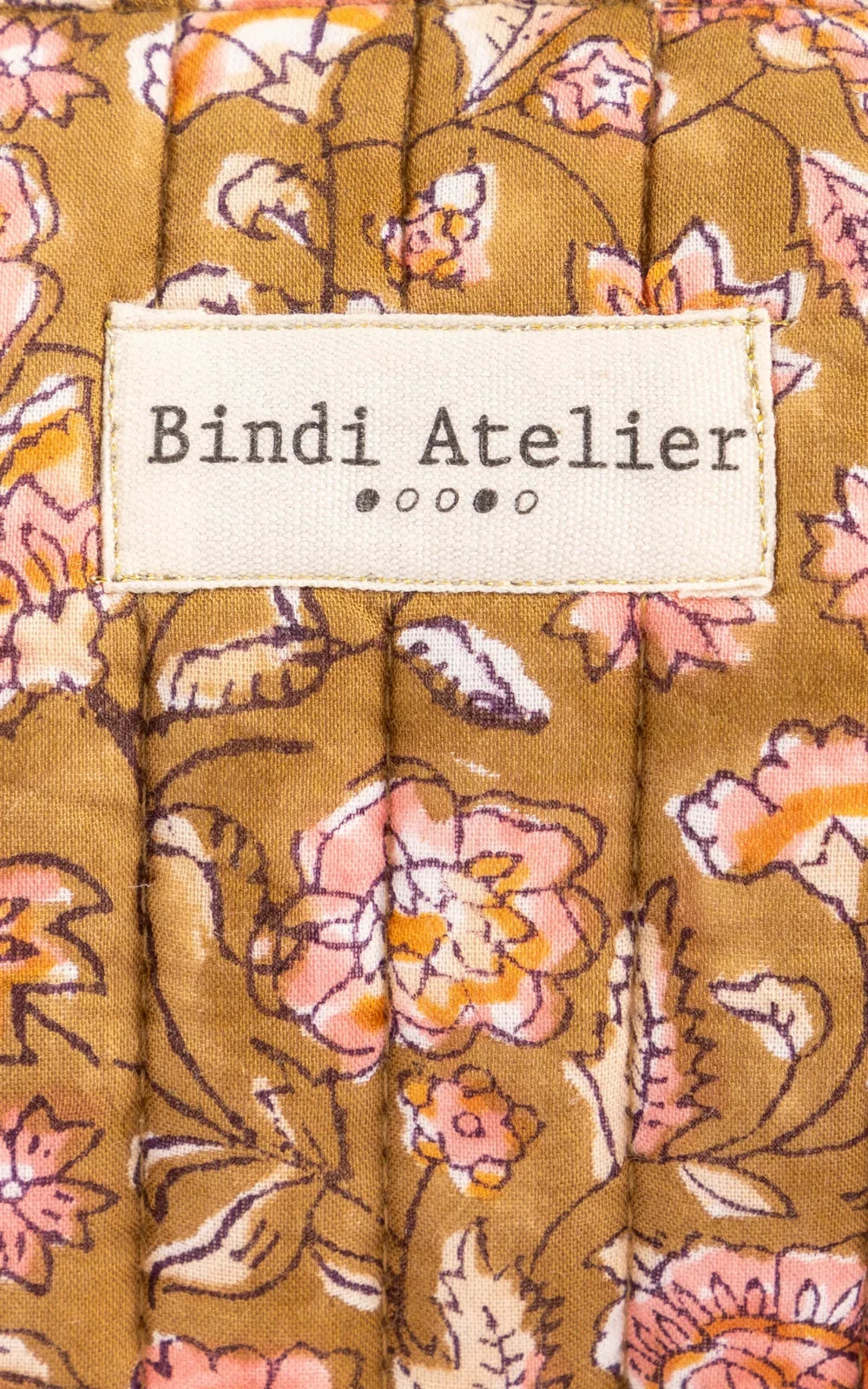 Estuche Edel Khaki ambiente - Bindi Atelier
