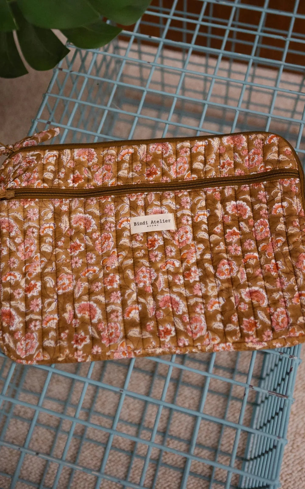 Funda Portátil 13" Edel Khaki ambiente - Bindi Atelier