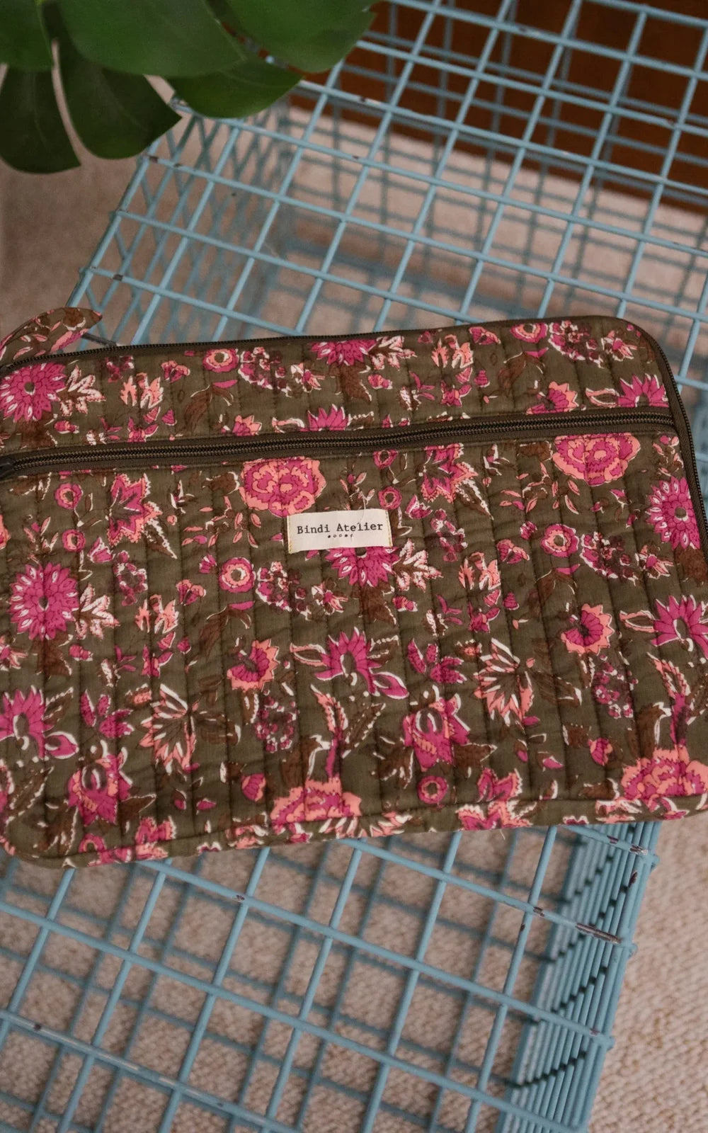 Funda Portátil 13" Goa Khaki ambiente - Bindi Atelier