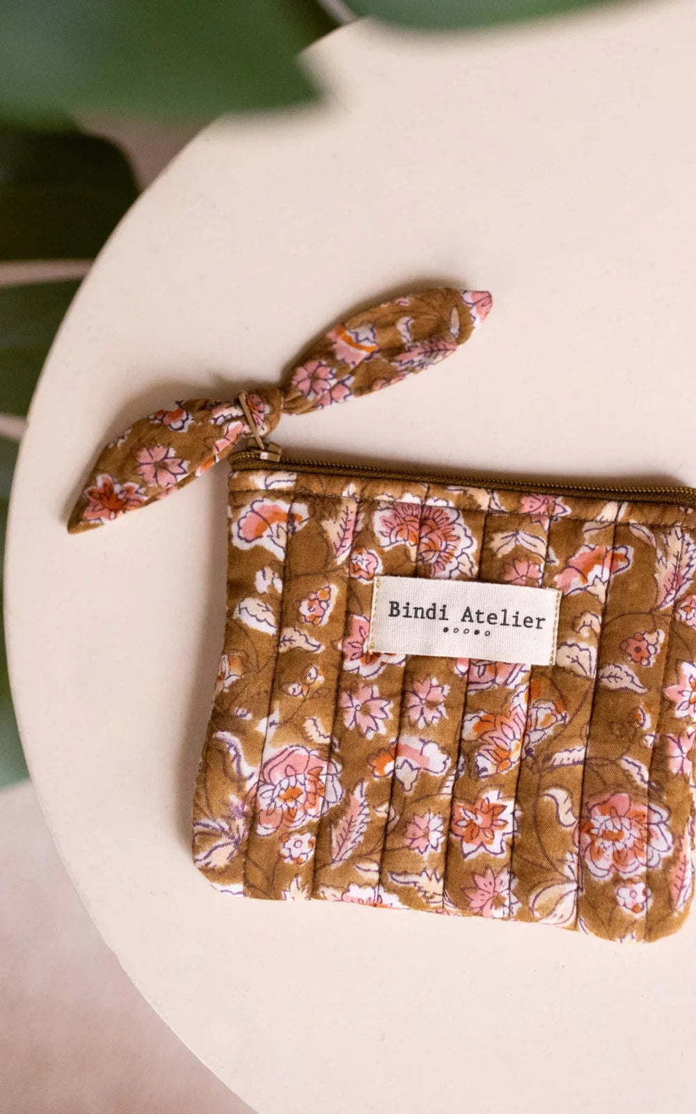 Monedero Edel Khaki ambiente - Bindi Atelier